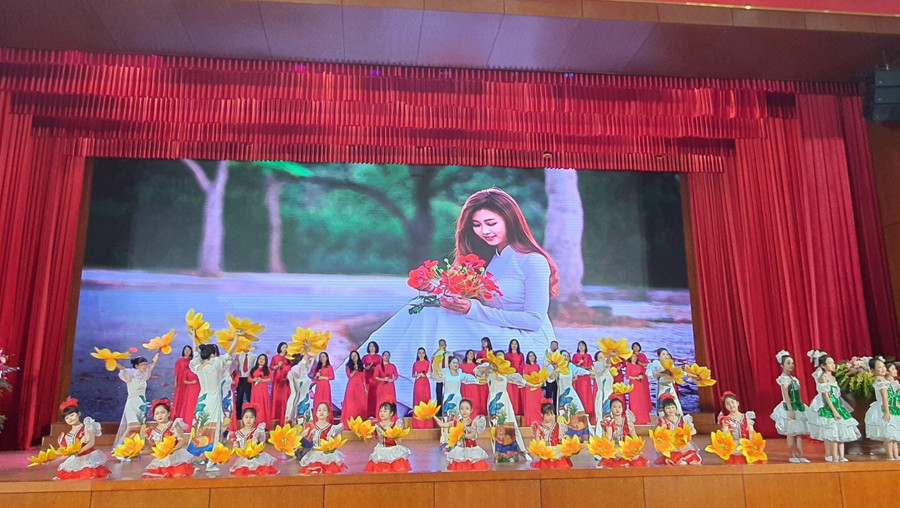 Chương trình văn nghệ chào mừng 40 năm Ngày nhà giáo Việt Nam. Chương trình văn nghệ chào mừng 40 năm Ngày nhà giáo Việt Nam.