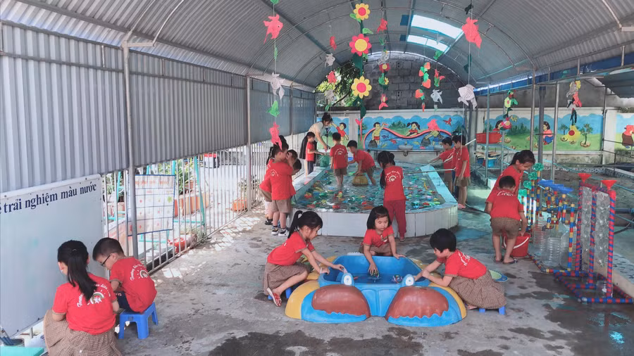 Trường Mầm non Liên Am được phụ huynh và các cá nhân ủng hộ kinh phí làm góc chơi ngoài trời như: góc khám phá; góc chơi với cát, nước...