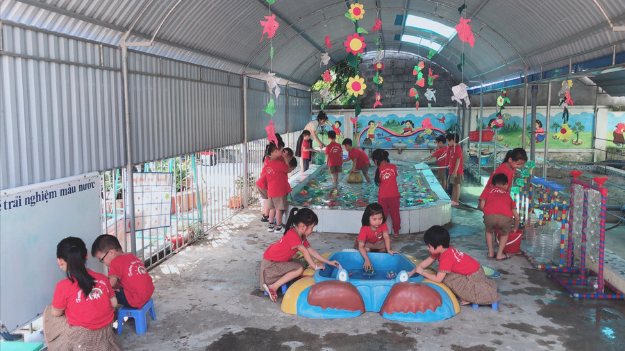 Trường Mầm non Liên Am được phụ huynh và các cá nhân ủng hộ kinh phí làm góc chơi ngoài trời như: góc khám phá; góc chơi với cát, nước...