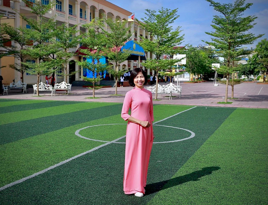 33 năm cống hiến cho nghề giáo, cô Hoa luôn nhiệt huyết, đam mê. 33 năm cống hiến cho nghề giáo, cô Hoa luôn nhiệt huyết, đam mê.