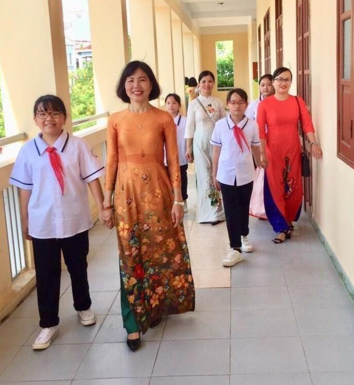 Cô Hoa luôn yêu thương học trò bằng cả tấm lòng và trái tim nhân hậu của nhà giáo. Cô Hoa luôn yêu thương học trò bằng cả tấm lòng và trái tim nhân hậu của nhà giáo.