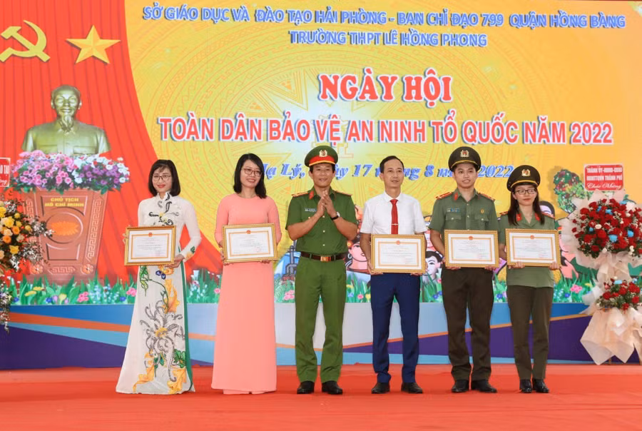 Ngày hội toàn dân bảo vệ an ninh tổ quốc năm 2022 Trường THPT Lê Hồng Phong nhận được sự quan tâm, động viên của các cấp ngành.
