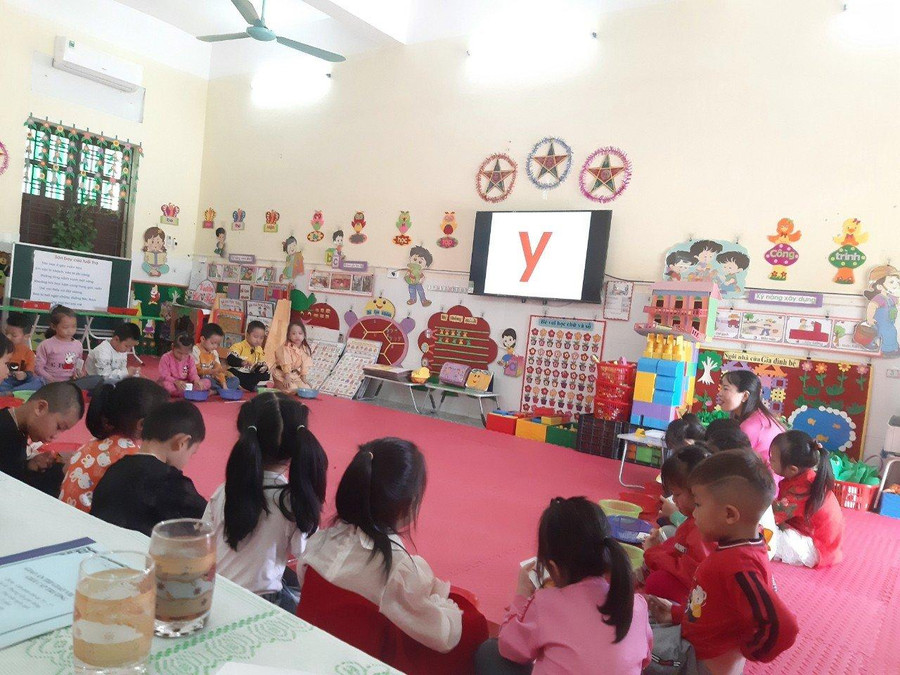 Trẻ mẫu giáo 5 tuổi Truờng Mầm non Dũng Tiến, huyện Vĩnh Bảo làm quen với chữ cái.