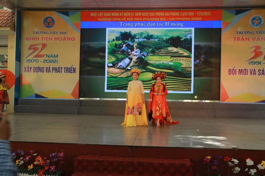 Sự tự tin, thần thái của học sinh trong trình diễn thời trang các dân tộc