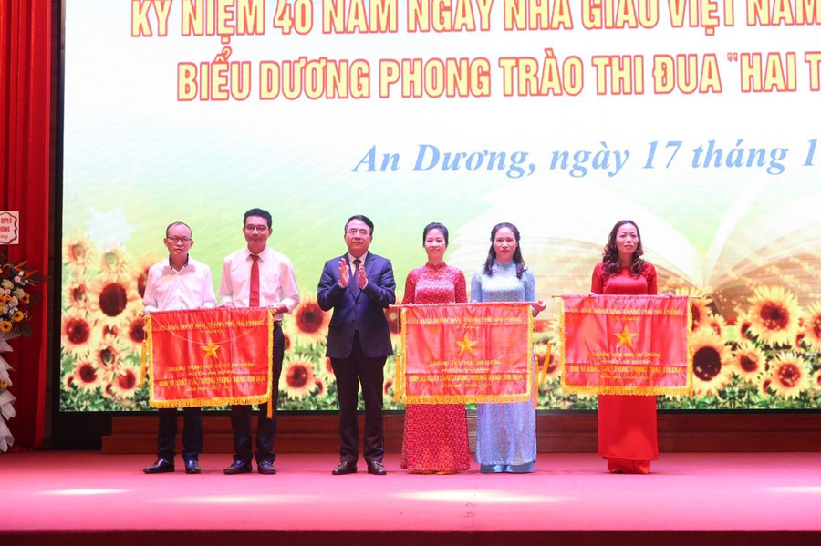 Ông Lê Khắc Nam- Phó Chủ tịch UBND TP Hải Phòng trao Cờ thi đua của UBND TP cho các nhà trường trong huyện An Dương. Ông Lê Khắc Nam- Phó Chủ tịch UBND TP Hải Phòng trao Cờ thi đua của UBND TP cho các nhà trường trong huyện An Dương.