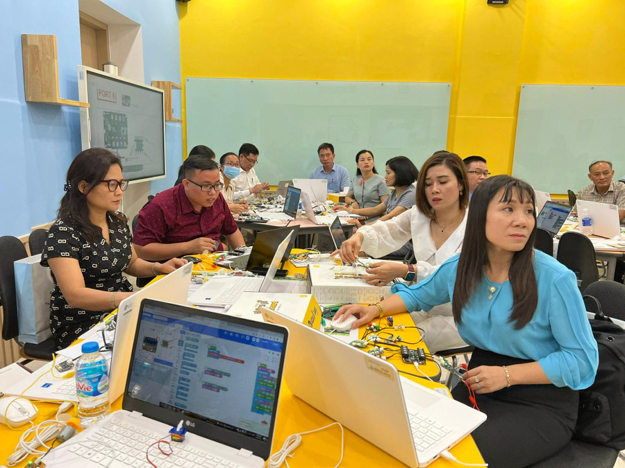 Cán bộ giáo viên tham gia tập huấn tại Trung tâm giáo dục thông minh. Cán bộ giáo viên tham gia tập huấn tại Trung tâm giáo dục thông minh.