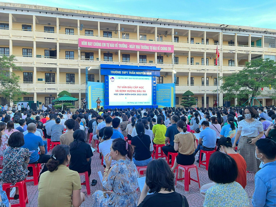 Ngày 11/7, Trường THPT Trần Nguyên Hãn đã tổ chức tư vấn đầu cấp và định hướng đầu ra cho học sinh lớp 10. Ngày 11/7, Trường THPT Trần Nguyên Hãn đã tổ chức tư vấn đầu cấp và định hướng đầu ra cho học sinh lớp 10.