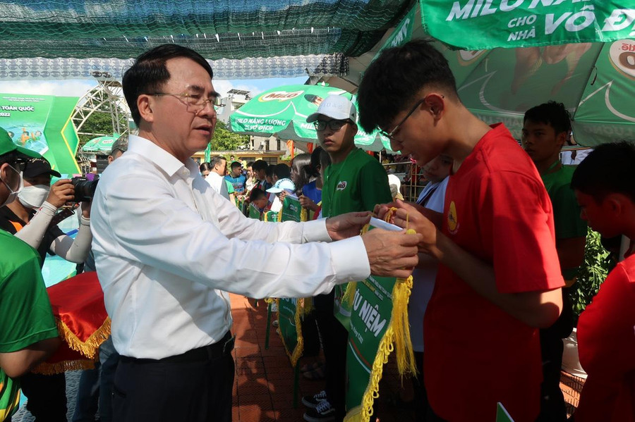 Ông Lê Khắc Nam- Phó Chủ tịch UBND TP Hải Phòng trao Cờ lưu niệm cho các đoàn dự thi. Ông Lê Khắc Nam- Phó Chủ tịch UBND TP Hải Phòng trao Cờ lưu niệm cho các đoàn dự thi.