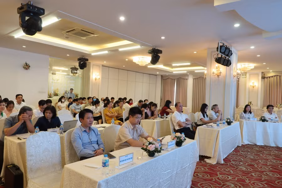 Hội nghị được tổ chức trực tiếp và trực tuyến tại các điểm cầu.