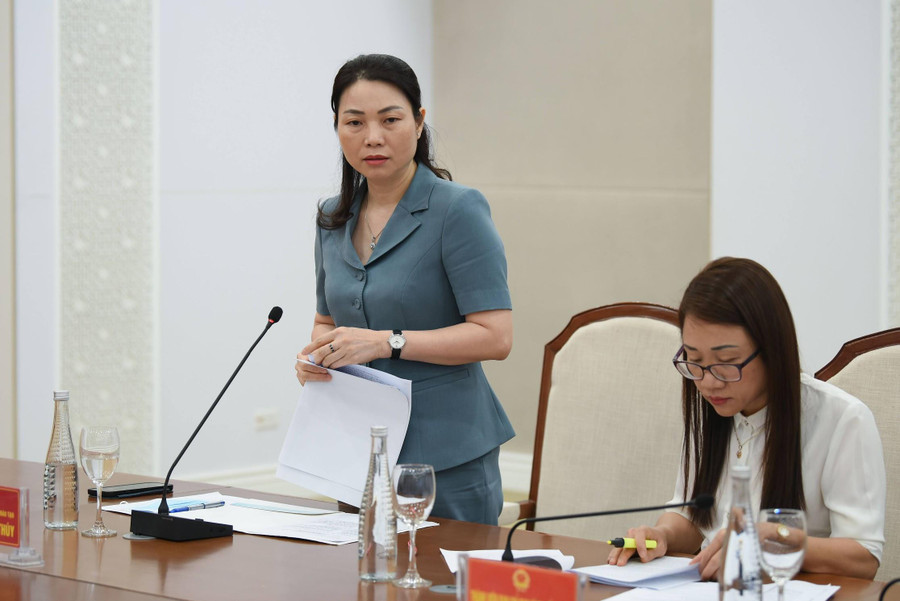 Bà Nguyễn Thị Thuý- Giám đốc Sở GD&ĐT, Phó trưởng Ban thường trực Ban chỉ đạo thi tỉnh Quảng Ninh báo cáo công tác triển khai Kỳ thi tốt nghiệp THPT năm 2022 tại Quảng Ninh. Bà Nguyễn Thị Thuý- Giám đốc Sở GD&ĐT, Phó trưởng Ban thường trực Ban chỉ đạo thi tỉnh Quảng Ninh báo cáo công tác triển khai Kỳ thi tốt nghiệp THPT năm 2022 tại Quảng Ninh.