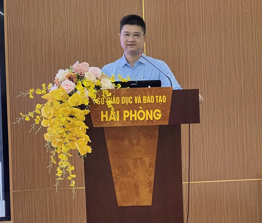 Ông Tô Hồng Nam – Phó Cục trưởng Cục Công nghệ thông tin, Bộ GD&amp;ĐT trình bày tại Hội thảo