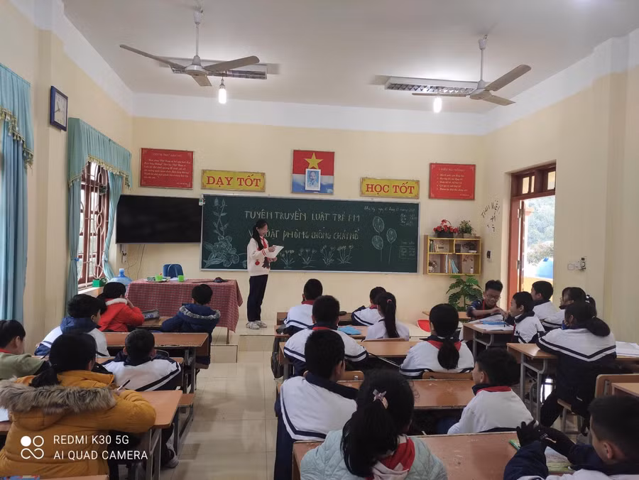 Học sinh Trường THCS Cát Bà, thị trấn Cát Bà, huyện Cát Hải trong buổi sinh hoạt ngoại khoá tìm hiểu về Luật Trẻ em và Luật Phòng chống cháy nổ.