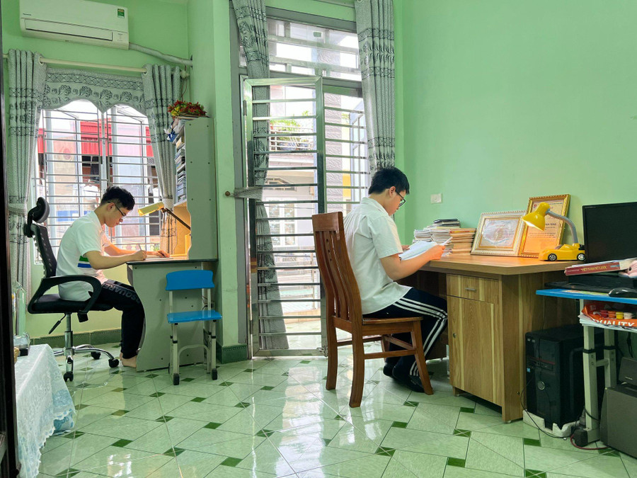 Không gian học tập của anh em Tùng tại nhà riêng ở quận Kiến An. Ảnh: ND Không gian học tập của anh em Tùng tại nhà riêng ở quận Kiến An. Ảnh: ND