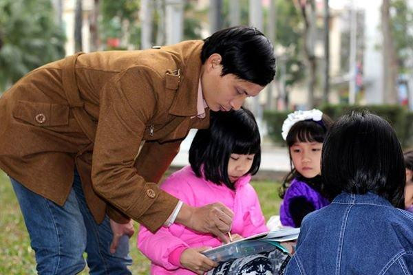 Thầy Thuận cùng học trò trong tiết học ngoại khoá.