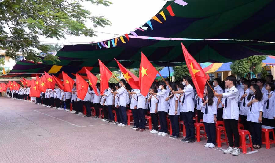 Học sinh Trường THPT Trần Nguyên Hãn dự khai giảng năm học mới.