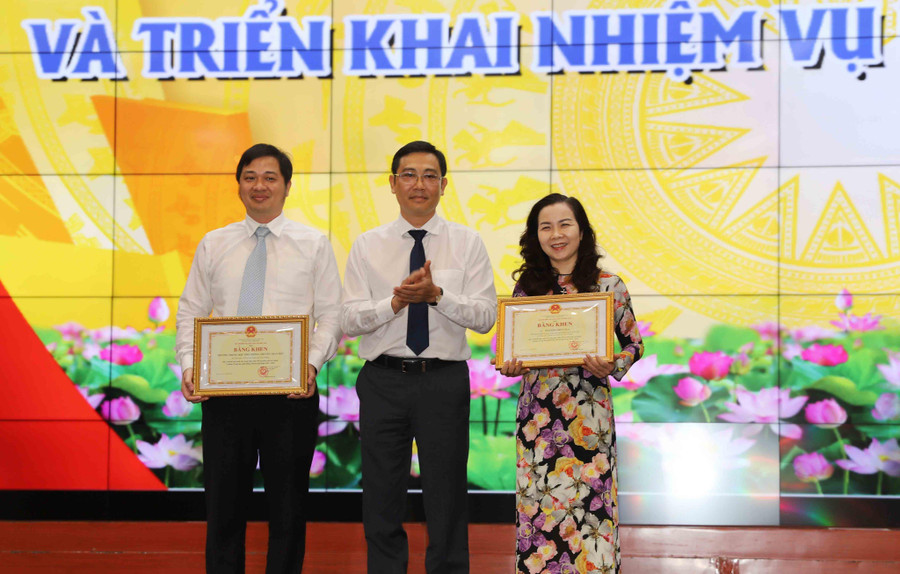 Ông Bùi Văn Kiệm- Giám đốc Sở GD&ĐT TP trao Bằng khen của Bộ GD&ĐT cho tập thể và cá nhân đạt thành tích xuất sắc. Ông Bùi Văn Kiệm- Giám đốc Sở GD&ĐT TP trao Bằng khen của Bộ GD&ĐT cho tập thể và cá nhân đạt thành tích xuất sắc.