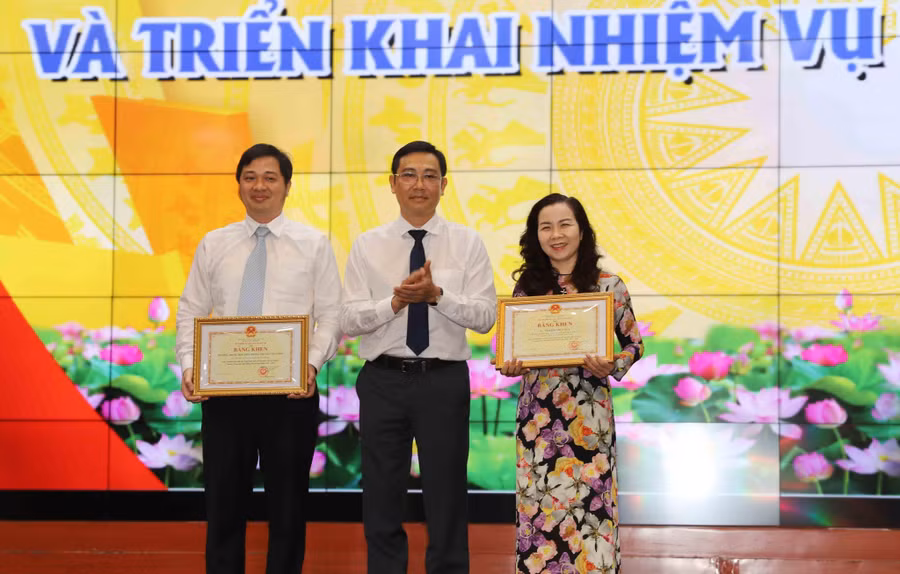 Ông Bùi Văn Kiệm- Giám đốc Sở GD&amp;ĐT TP trao Bằng khen của Bộ GD&amp;ĐT cho tập thể và cá nhân đạt thành tích xuất sắc.