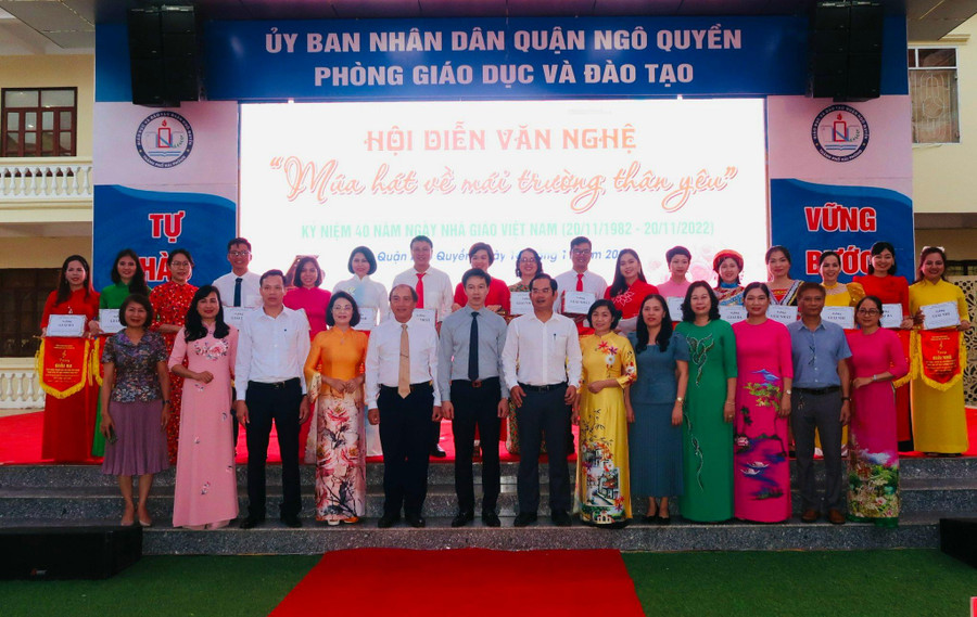 Lãnh đạo quận Ngô Quyền chụp hình lưu niệm cùng các cá nhân đoạt giải trong Hội diễn văn nghệ chiều ngày 16/11. Lãnh đạo quận Ngô Quyền chụp hình lưu niệm cùng các cá nhân đoạt giải trong Hội diễn văn nghệ chiều ngày 16/11.