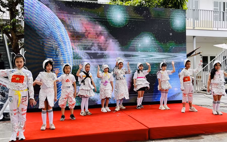 Học sinh tiểu học của trường với tiết mục thời trang “Du hành vào vũ trụ tương lai”.