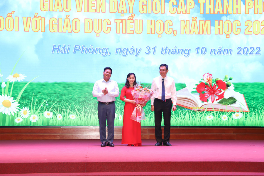 Lãnh đạo Sở GD&amp;ĐT và lãnh đạo huyện An Dương tặng hoa giáo viên tham dự cuộc thi.