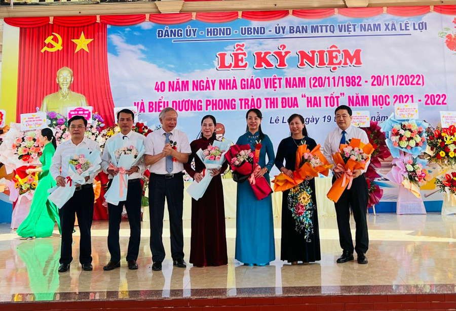 Chính quyền xã Lê Lợi tặng hoa tri ân các lãnh đạo UBND huyện từng công tác, cống hiến trong ngành Giáo dục.