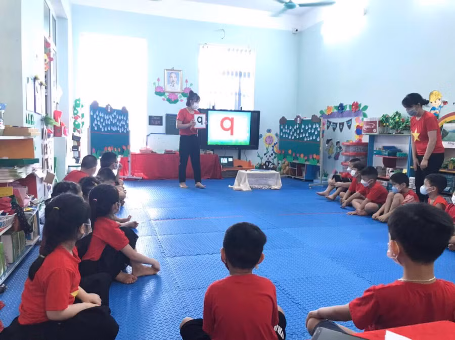 Cô trò Trường Mầm non Bình Liêu trong giờ học.