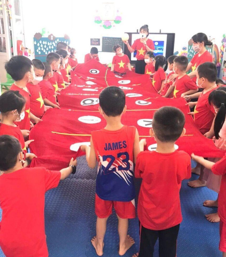 Cô trò Trường Mầm non Bình Liêu cùng trải nghiệm các chữ cái.