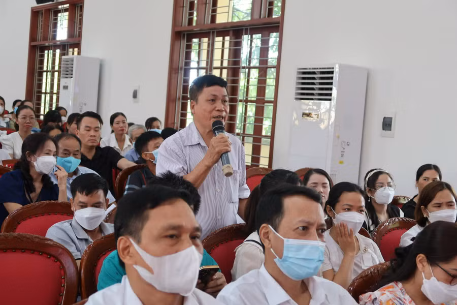 Phụ huynh trong Ban đại diện CMHS Trường Tiểu học Quang Trung chia sẻ những khó khăn trong hoạt động cũng như sự đóng góp tích cực của Ban cho giáo dục nhà trường.