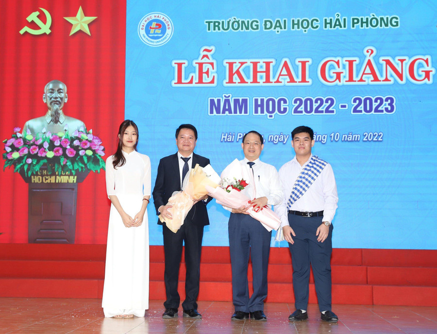 Sinh viên tiêu biểu của Trường Đại học Hải Phòng tặng hoa Bí thư và Hiệu trưởng Nhà trường.