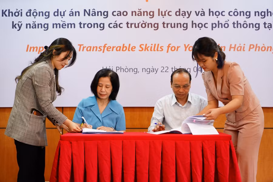 Đại diện lãnh đạo Tổ chức Tầm nhìn Thế giới tại Việt Nam và lãnh đạo Sở GD&amp;ĐT Hải Phòng ký kết hợp tác