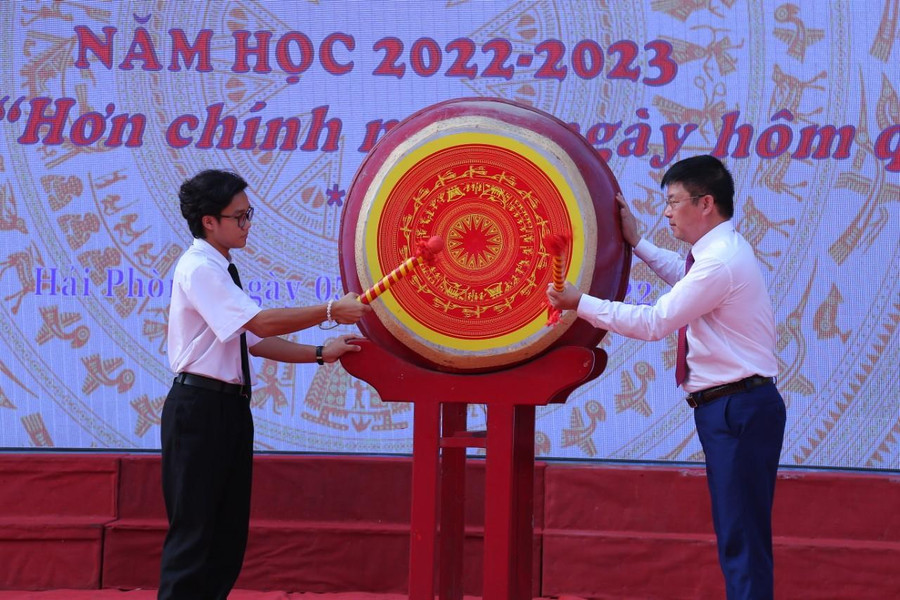 Thầy Nguyễn Minh Quý (ảnh bìa phải) cùng học sinh đánh trống khai trường.