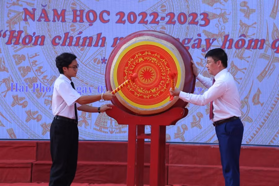 Thầy Nguyễn Minh Quý (ảnh bìa phải) cùng học sinh đánh trống khai trường.