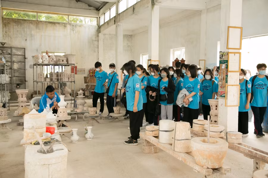 Hoạt động trải nghiệm của học sinh Trường THPT Trần Nguyên Hãn tại Trung tâm Giáo dục và Lao động Gia Minh.