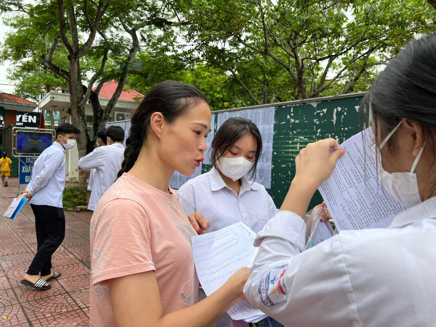 "Đưa đề thi, giấy nháp đây cho mẹ nào"- cô giáo Hà thu đề của trò để các em không xem lại bài thi sáng và có thời gian nghỉ ngơi dành sức cho buổi thi chiều. "Đưa đề thi, giấy nháp đây cho mẹ nào"- cô giáo Hà thu đề của trò để các em không xem lại bài thi sáng và có thời gian nghỉ ngơi dành sức cho buổi thi chiều.