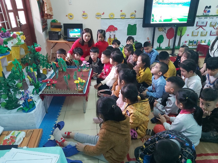 Cô trò Trường Mầm non Hạ Long, huyện Vân Đồn (ảnh tư liệu nhà trường cung cấp). Cô trò Trường Mầm non Hạ Long, huyện Vân Đồn (ảnh tư liệu nhà trường cung cấp).