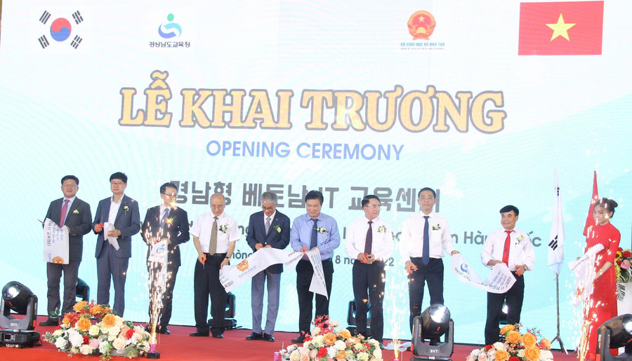 Các đại biểu cắt băng Khai trương Trung tâm giáo dục thông minh tương lai Gyeongsangnam.