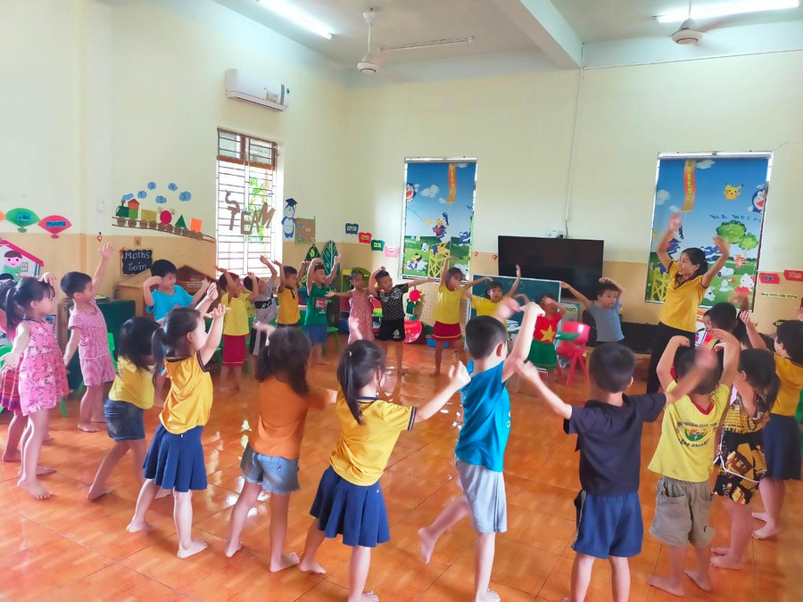 Cô Trang luôn mang đến sự vui tươi, hào hứng cho trẻ trong giờ học.