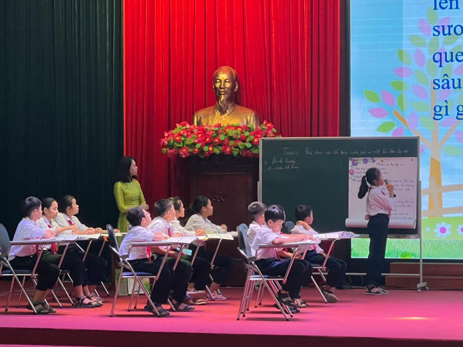 Cô giáo Phạm Thị Minh cùng học sinh lớp 6 Trường THCS Hồng Phong cùng lên lớp tiết Ngữ văn lớp 6. Cô giáo Phạm Thị Minh cùng học sinh lớp 6 Trường THCS Hồng Phong cùng lên lớp tiết Ngữ văn lớp 6.