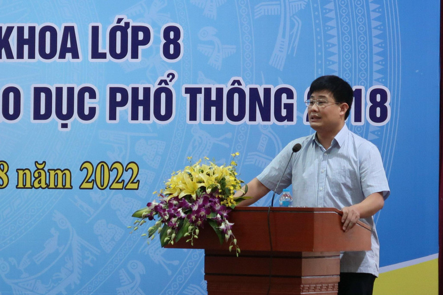 Phó Vụ trưởng Vụ Giáo dục Trung học Sái Công Hồng báo cáo Thứ trưởng về tiến độ hoạt động của Hội đồng thẩm định SGK lớp 8.