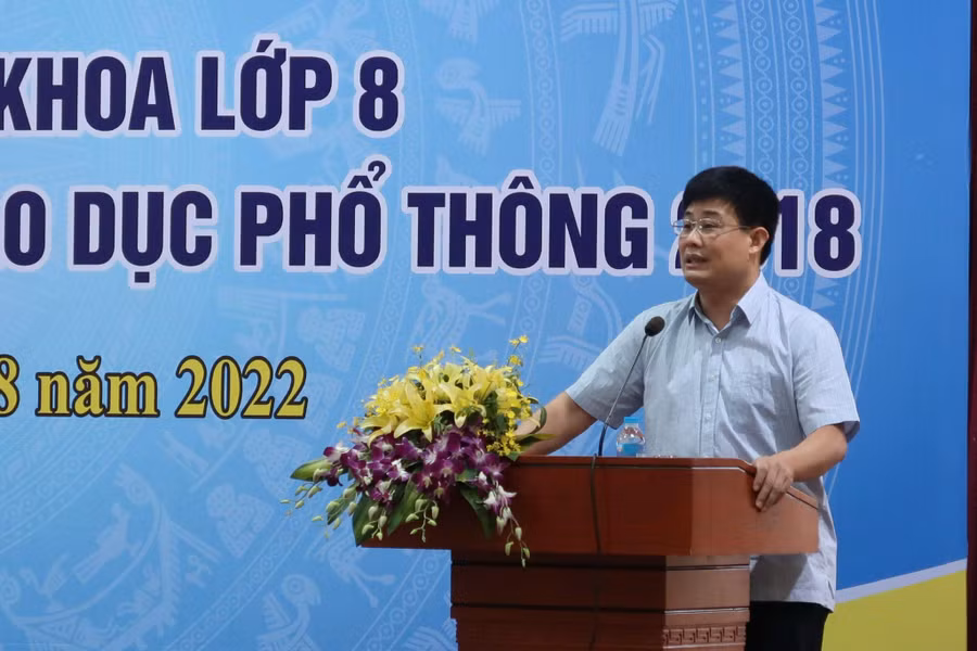 Phó Vụ trưởng Vụ Giáo dục Trung học Sái Công Hồng báo cáo Thứ trưởng về tiến độ hoạt động của Hội đồng thẩm định SGK lớp 8.