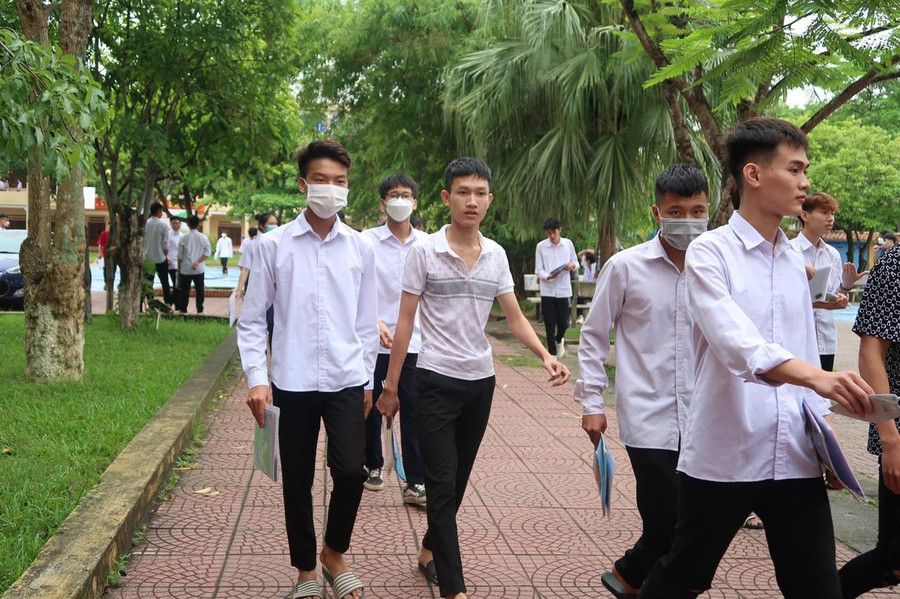 Sau bài thi, các thi sinh ra khu gửi đồ.