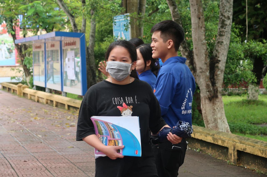 Thí sinh đầu tiên bước ra khỏi trường thi tại Điểm thi THPT An Lão.