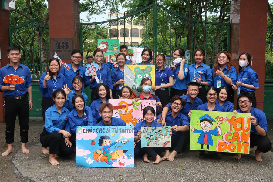 Thanh niên tình nguyện sẵn sàng tiếp sức cho thi sinh. Thanh niên tình nguyện sẵn sàng tiếp sức cho thi sinh.