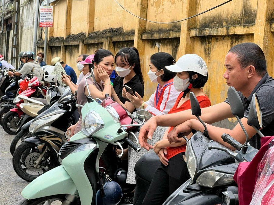 Phụ huynh chờ con tại Điểm thi Trường THPT An Dương. Phụ huynh chờ con tại Điểm thi Trường THPT An Dương.