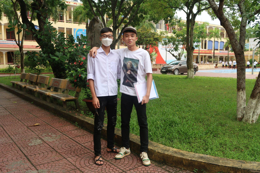Đôi bạn thân chụp hình cùng nhau trước buổi thi Ngoại ngữ Đôi bạn thân chụp hình cùng nhau trước buổi thi Ngoại ngữ