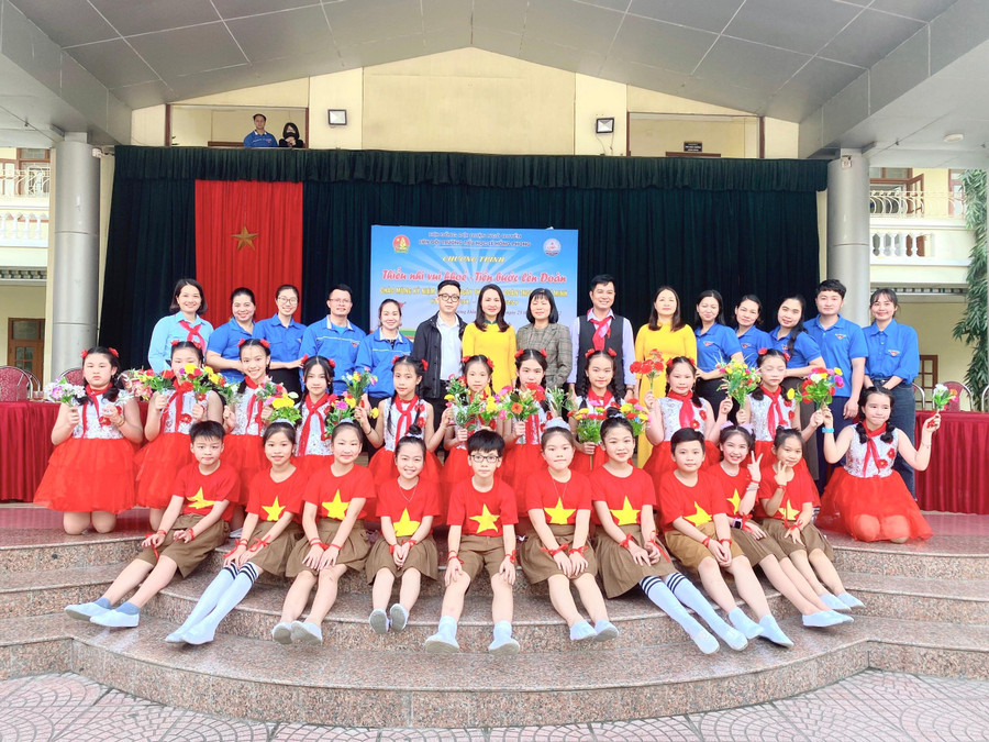 Cô Phượng (ngoài cùng bên trái) cùng cán bộ, giáo viên và học sinh nhà trường. Cô Phượng (ngoài cùng bên trái) cùng cán bộ, giáo viên và học sinh nhà trường.