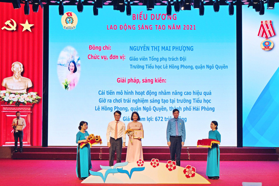 Cô Phượng không ngừng nghiên cứu, sáng tạo, đổi mới có hiệu quả công tác giảng dạy và các hoạt động đội của trường. Cô Phượng không ngừng nghiên cứu, sáng tạo, đổi mới có hiệu quả công tác giảng dạy và các hoạt động đội của trường.