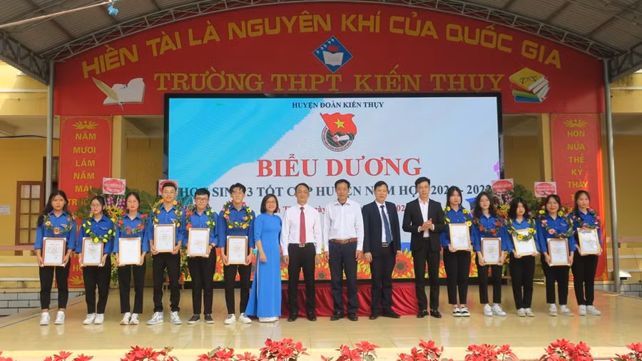 Huyện Kiến Thuỵ biểu dương học sinh 3 tốt