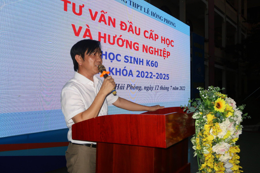 Thầy Đinh Hồng Tiệp - Hiệu trưởng Trường THPT Lê Hồng Phong. Thầy Đinh Hồng Tiệp - Hiệu trưởng Trường THPT Lê Hồng Phong.