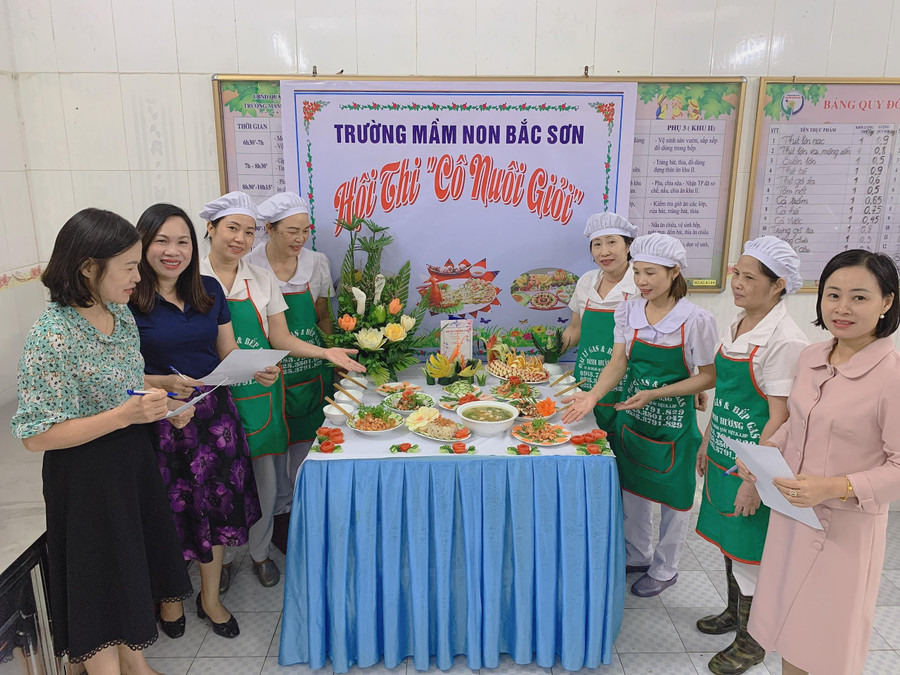 Trường Mầm non Bắc Sơn chú trọng nâng cao tay nghề cô nuôi qua các hội thi, từ đó nâng cao hiệu quả chăm sóc dinh dưỡng cho trẻ.